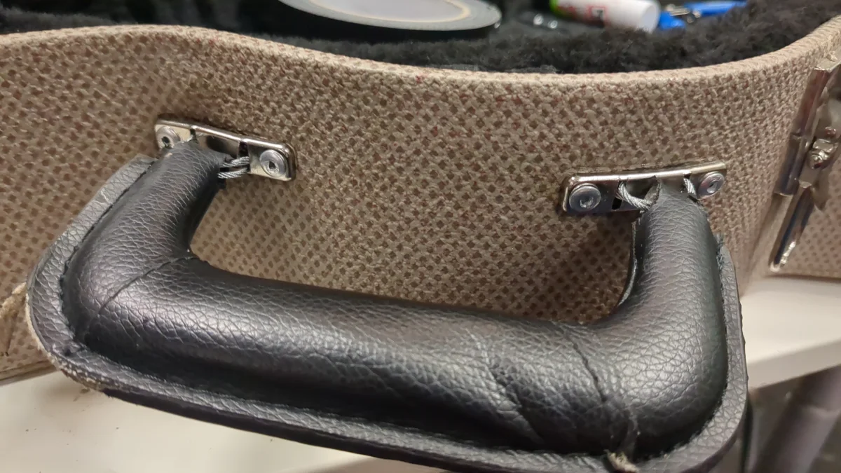 Hand(le) off my guitar! 